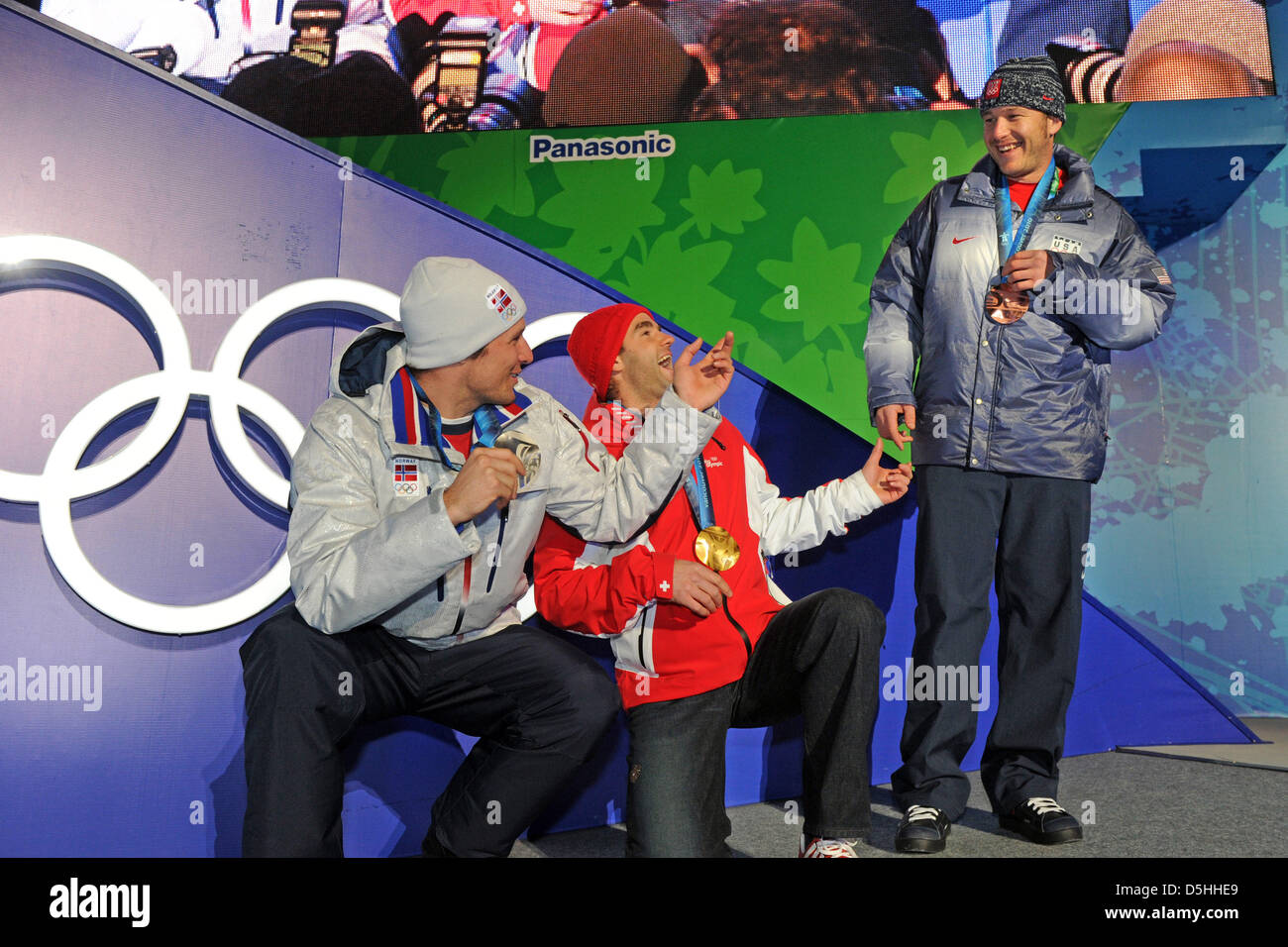 Silver medallist Aksel Lund Svindal di Norvegia (L-R), gold medallist Didier Defago della Svizzera e bronzo medallist Bode Miller di Stati Uniti celebrare durante la premiazione al Sci Alpino uomini in discesa a Whistler Medal Plaza durante il Vancouver 2010 Giochi Olimpici, Whistler, Canada, 15 febbraio 2010. Foto: Martin Schutt Foto Stock