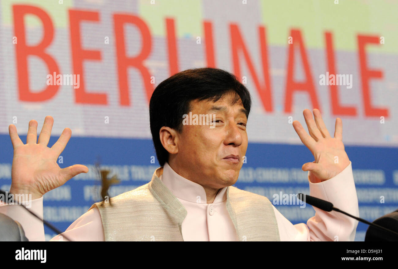 Attore Jackie Chan partecipa alla conferenza stampa per il film "Little Big Soldier' durante la sessantesima Berlinale Festival Internazionale del Cinema di Berlino in Germania, martedì, 16 febbraio 2010. Il festival si svolge fino al 21 febbraio 2010. "Little Big Soldier' viene eseguito in Berlinale Special del festival. Foto: Marcus Brandt dpa/lbn Foto Stock