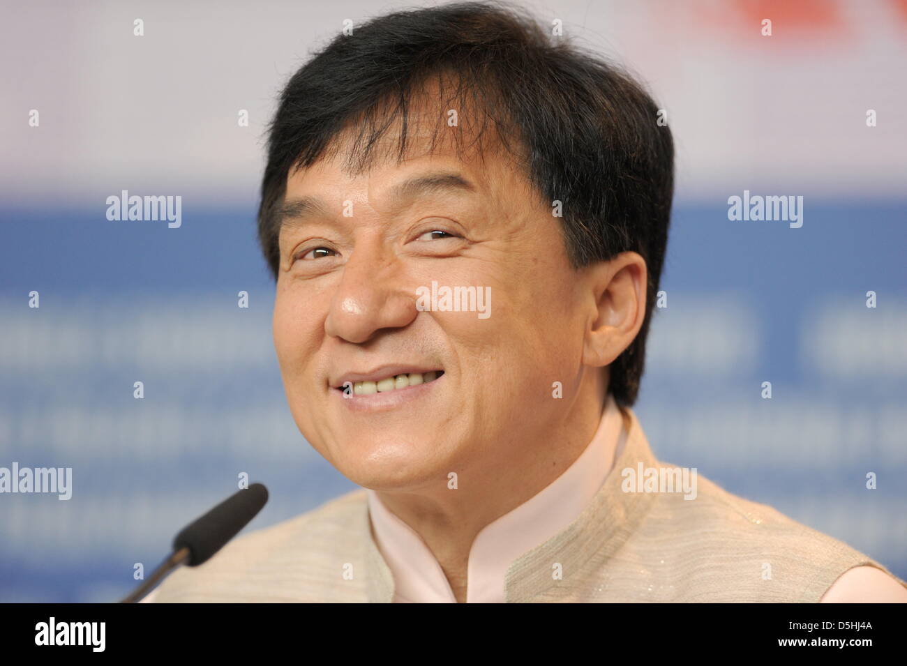 Attore Jackie Chan partecipa alla conferenza stampa per il film "Little Big Soldier' durante la sessantesima Berlinale Festival Internazionale del Cinema di Berlino in Germania, martedì, 16 febbraio 2010. Il festival si svolge fino al 21 febbraio 2010. "Little Big Soldier' viene eseguito in Berlinale Special del festival. Foto: Marcus Brandt dpa/lbn Foto Stock