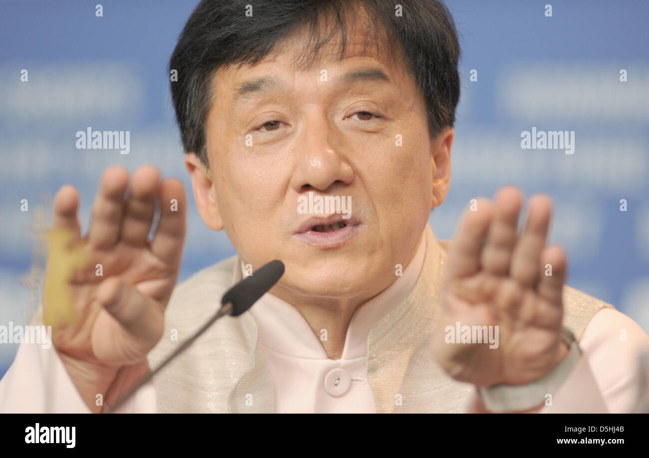 Attore Jackie Chan partecipa alla conferenza stampa per il film "Little Big Soldier' durante la sessantesima Berlinale Festival Internazionale del Cinema di Berlino in Germania, martedì, 16 febbraio 2010. Il festival si svolge fino al 21 febbraio 2010. "Little Big Soldier' viene eseguito in Berlinale Special del festival. Foto: Marcus Brandt dpa/lbn Foto Stock