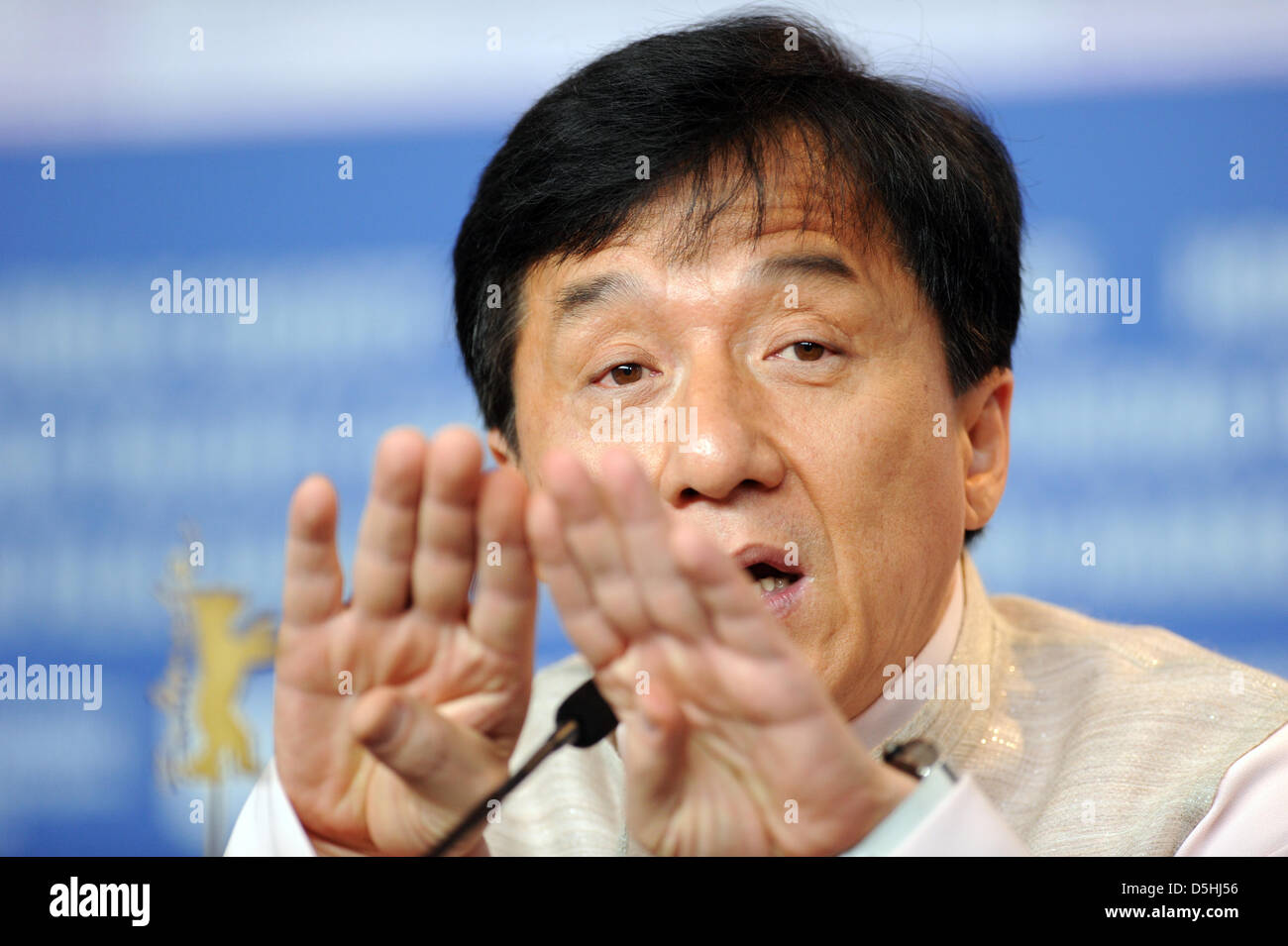 Attore Jackie Chan partecipa alla conferenza stampa per il film "Little Big Soldier' durante la sessantesima Berlinale Festival Internazionale del Cinema di Berlino in Germania, martedì, 16 febbraio 2010. Il festival si svolge fino al 21 febbraio 2010. "Little Big Soldier' viene eseguito in Berlinale Special del festival. Foto: Marcus Brandt dpa/lbn Foto Stock