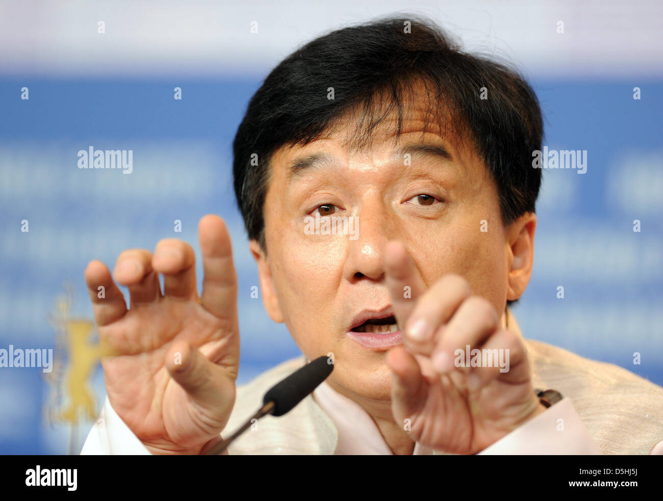 Attore Jackie Chan partecipa alla conferenza stampa per il film "Little Big Soldier' durante la sessantesima Berlinale Festival Internazionale del Cinema di Berlino in Germania, martedì, 16 febbraio 2010. Il festival si svolge fino al 21 febbraio 2010. "Little Big Soldier' viene eseguito in Berlinale Special del festival. Foto: Marcus Brandt dpa/lbn Foto Stock