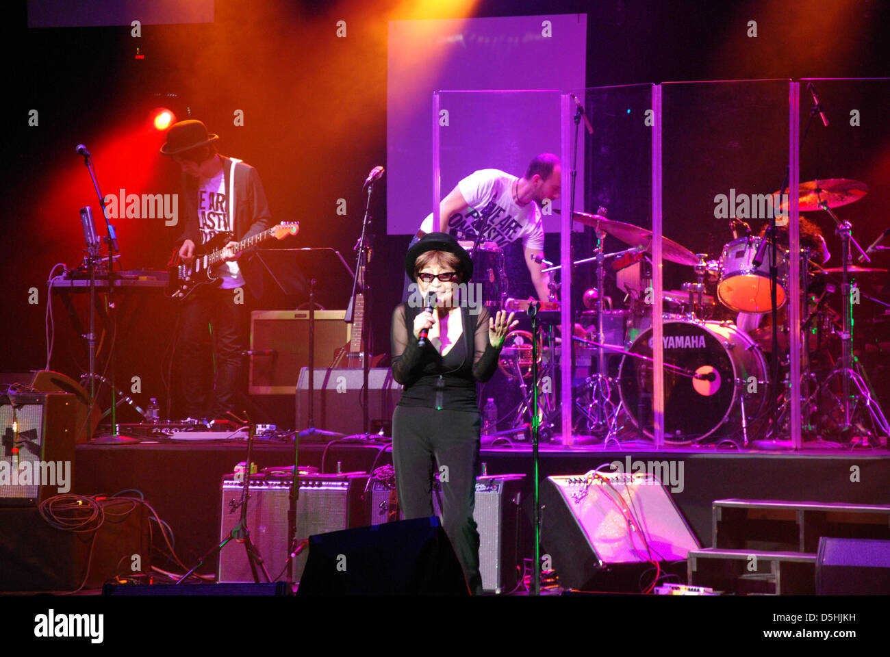 Yoko Ono, la vedova di John Lennon, esegue con la sua band "Plastic Ono' alla Brooklyn Academy of Music di New York, Stati Uniti d'America, 16 febbraio 2010. Era solo la seconda performance della band fin dalla sua fondazione nel 1969 da Lennon e Ono. La banda della canzone "Date una possibilità alla pace' divenne un inno del movimento per la pace. Foto: Chris Melzer Foto Stock