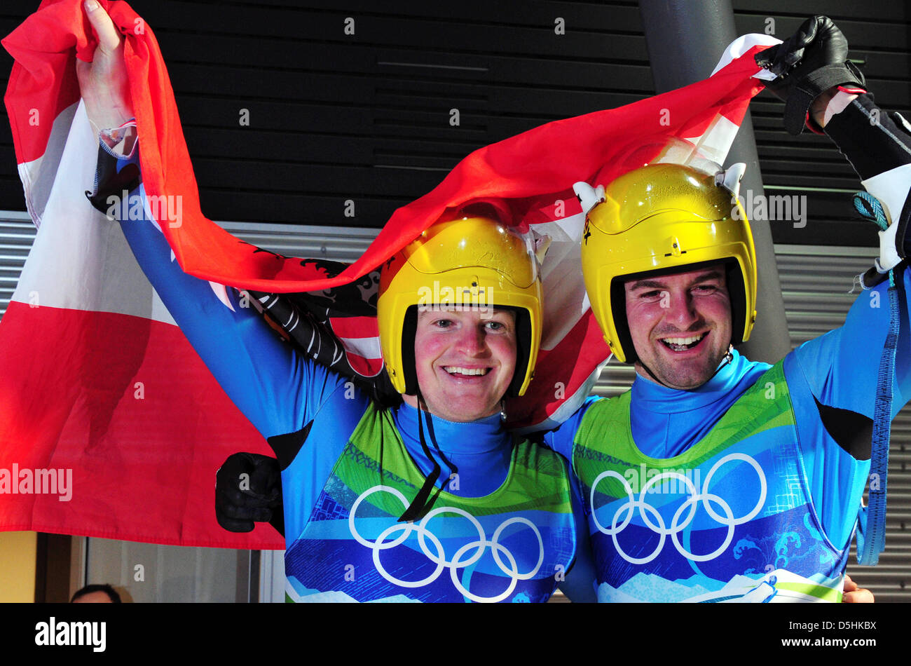 Andreas e Wolfgang (L) attardato di Austria celebrare nella finish area durante gli uomini Luge raddoppia la concorrenza a Vancouver 2010 Giochi Olimpici in Whistler, Canada, 17 febbraio 2010. Team attardato al primo posto. Foto: Peter Kneffel Foto Stock