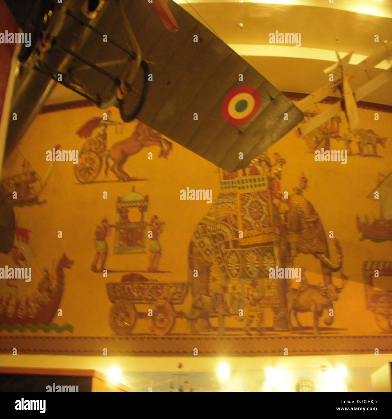 Questa immagine cattura un manufatto o un aereo storico dell'aviazione al Balboa Park di San Diego, ora conservato dal San Diego Air and Space Museum, che mostra una storia significativa dell'aviazione. Foto Stock