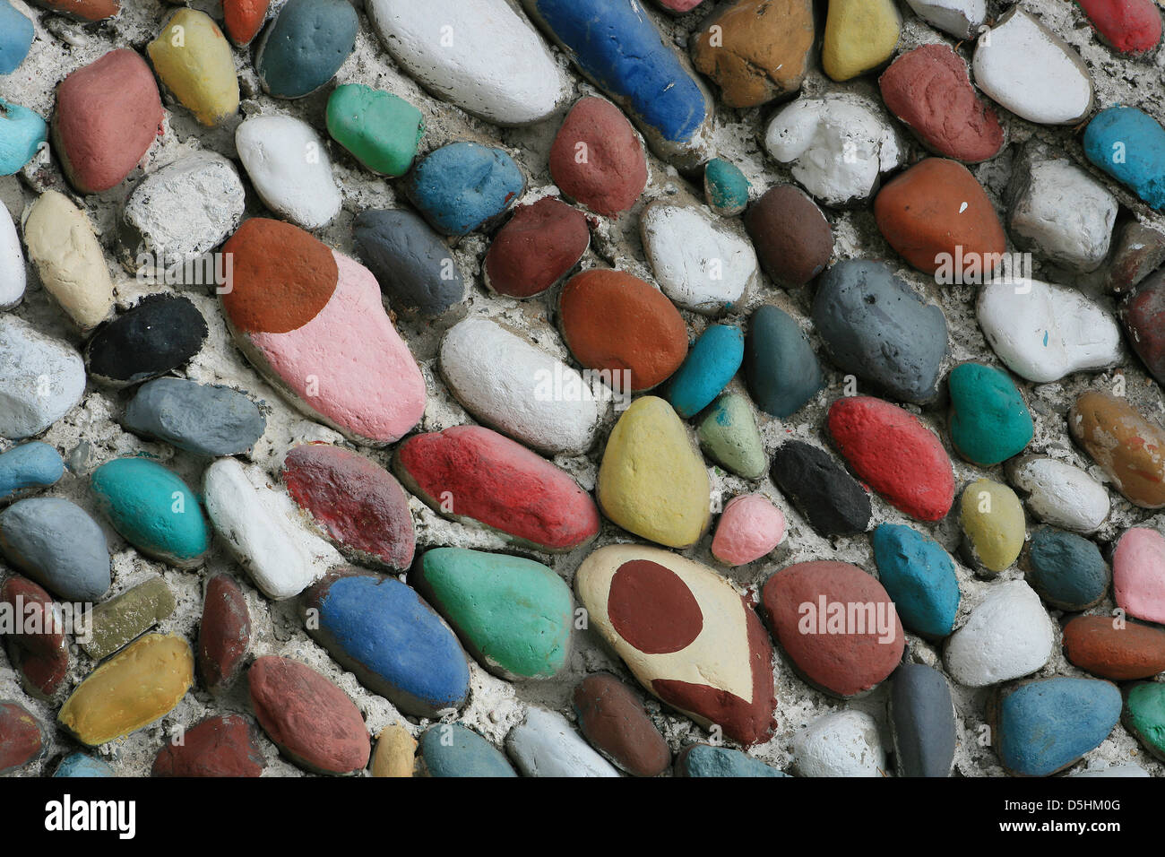 Dipinto a mano rocce sono mortared in una parete a Tena, Ecuador Foto Stock