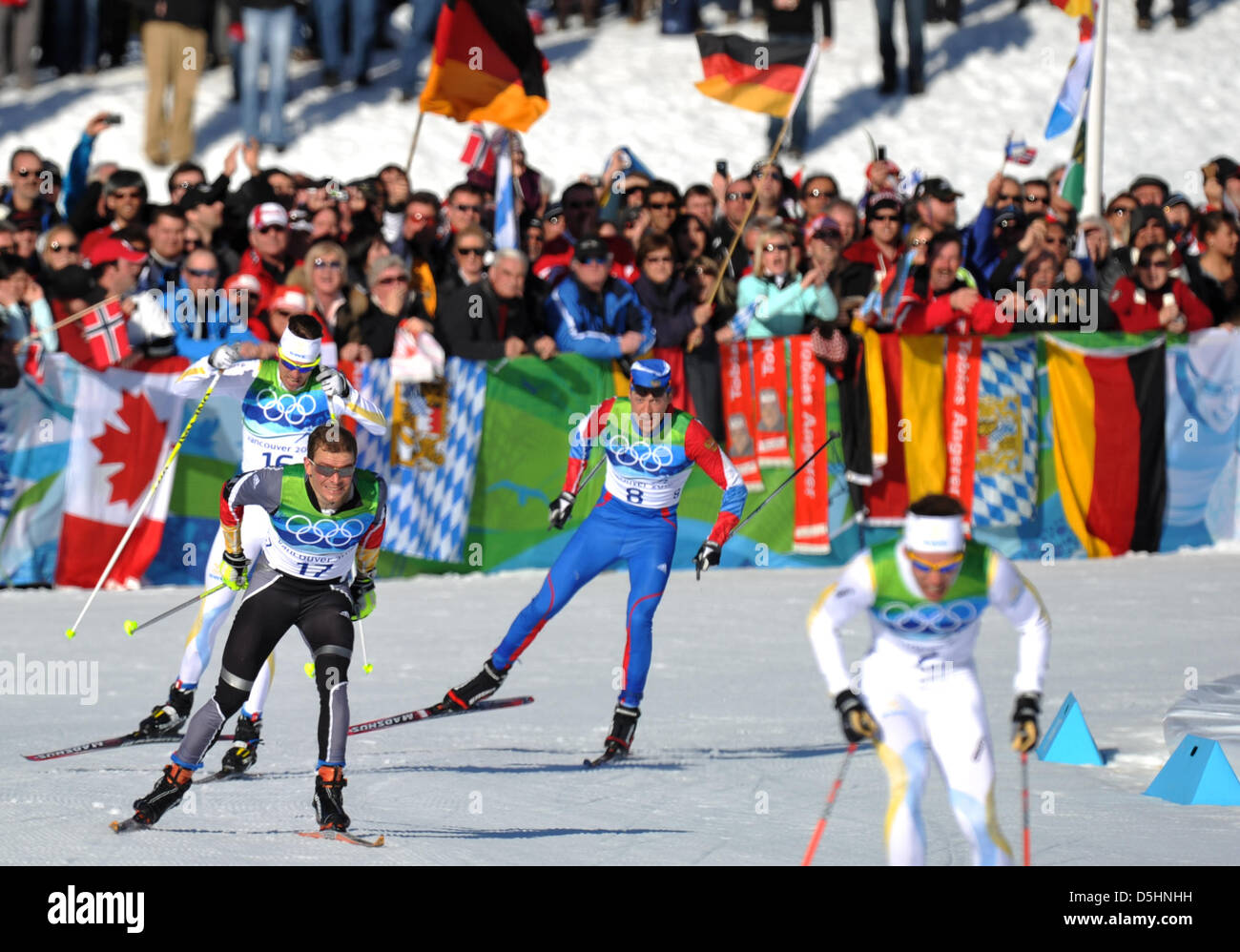 Johan Olsson (L-R) di Svezia, Tobias Angerer di Germania, Alexander Lebkov della Russia e Marcus Hellner di Svezia sprint verso la linea di finitura durante l'uomo 30km inseguimento Sci di fondo la concorrenza a Vancouver 2010 Giochi Olimpici, Whistler, Canada, 20 febbraio 2010. Foto: Peter Kneffel +++(c) dpa - Bildfunk+++ Foto Stock