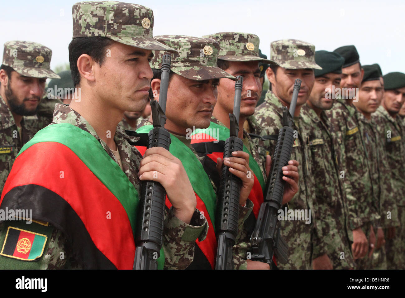 Esercito Nazionale Afghano soldati indossando bandiere afghane durante le cerimonie di laurea Marzo 28, 2013 a Camp Shorabak nella provincia di Helmand, Afghanistan. Più di 200 soldati laureato dopo nove settimane di formazione di base. Foto Stock