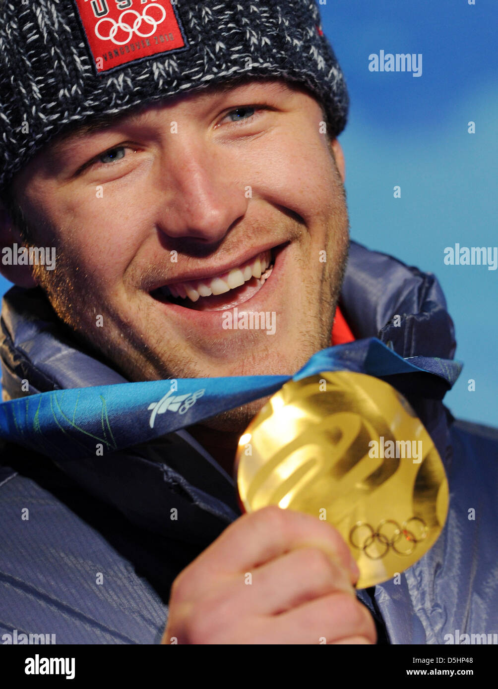 Gli uomini della Super combinata medaglia d'oro Bode Miller di Stati Uniti mostra la sua medaglia durante la premiazione al Whistler Medal Plaza durante il Vancouver 2010 Giochi Olimpici, Whistler, Canada, 21 febbraio 2010. Foto: Martin Schutt +++(c) dpa - Bildfunk+++ Foto Stock