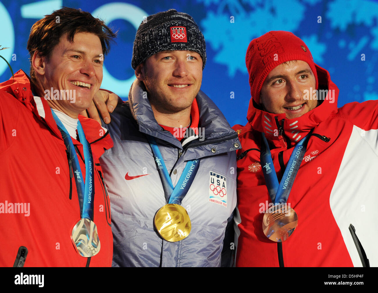 Gli uomini della Super combinata medaglia d'oro Bode Miller (C) per gli Stati Uniti e la medaglia di argento Ivica Kostelic (L) della Croazia e medaglia di bronzo Silvan Zurbriggen della Svizzera durante la premiazione al Whistler Medal Plaza durante il Vancouver 2010 Giochi Olimpici, Whistler, Canada, 21 febbraio 2010. Foto: Martin Schutt +++(c) dpa - Bildfunk+++ Foto Stock