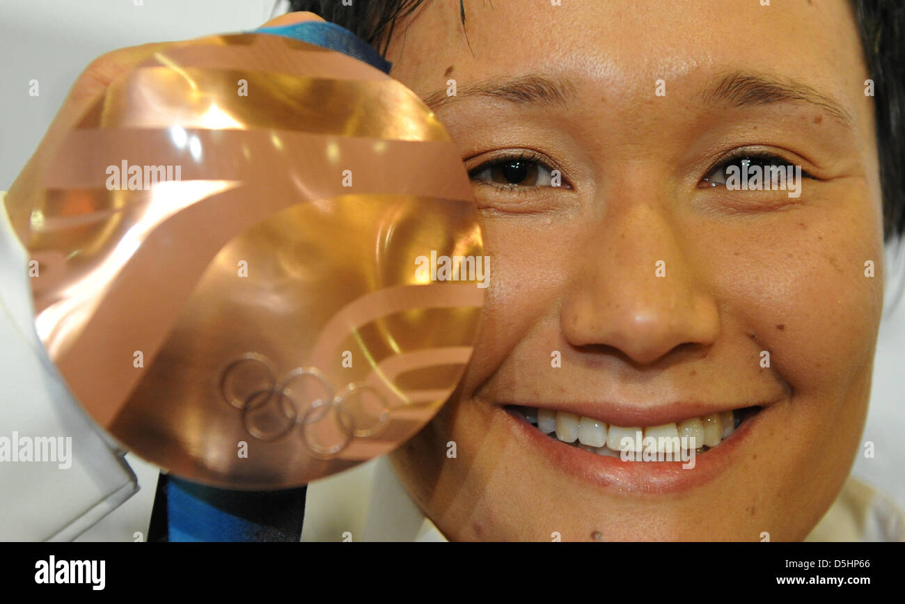 Medaglia di bronzo vincitore Simone Hauswald di Germania pone con le loro medaglie in ' Deutsches Haus' durante il Vancouver 2010 Giochi Olimpici, in Whistler, Canada, 21 febbraio 2010. Foto: Peter Kneffel Foto Stock