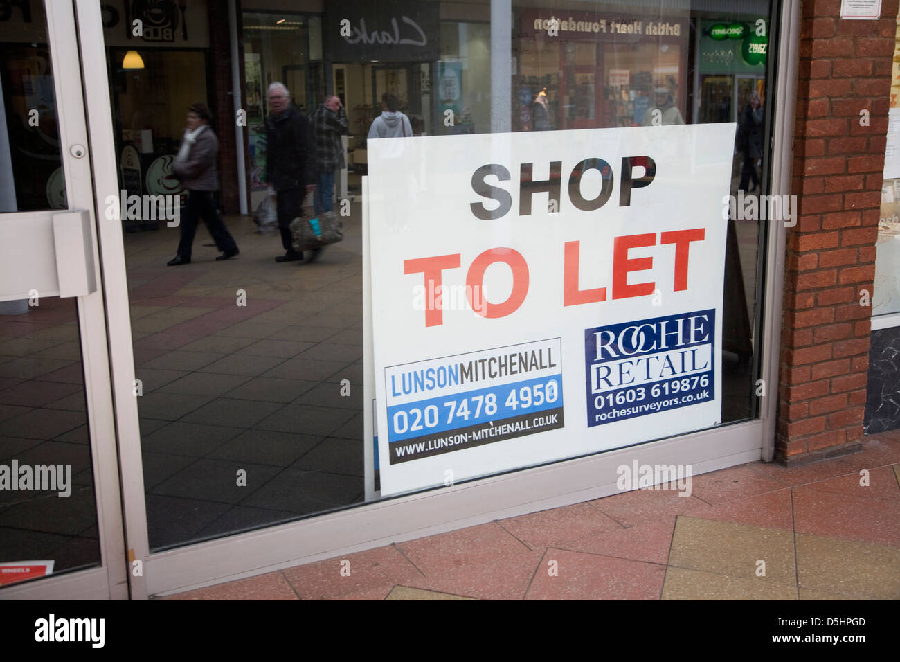 Negozio di vuoto con lasciare agente immobiliare segno, Newmarket, Suffolk, Inghilterra Foto Stock