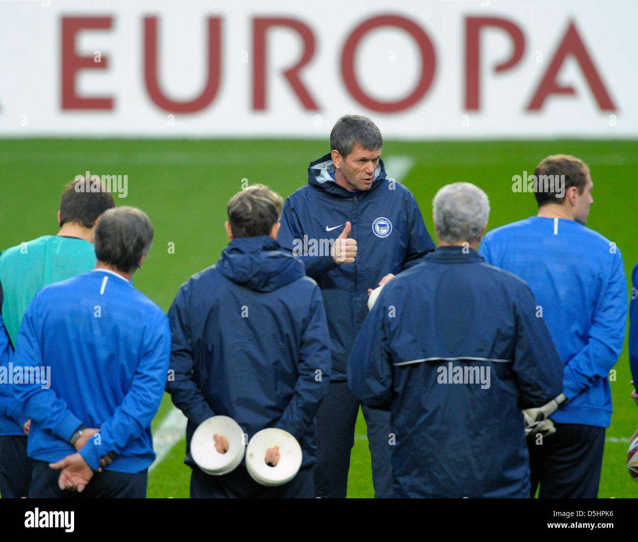 Der Trainer von Hertha BSC, Friedhelm Funkel (M), spricht am Montag (22.02.2010) beim Training im Estadio de Luz a Lisbona mit seinem Team. Hertha bestreitet am 23.02.2010 das Rückspiel in der Zwischenrunde der Europa League gegen Benfica Lisbona. Foto: Soeren Stache dpa/lbn Foto Stock