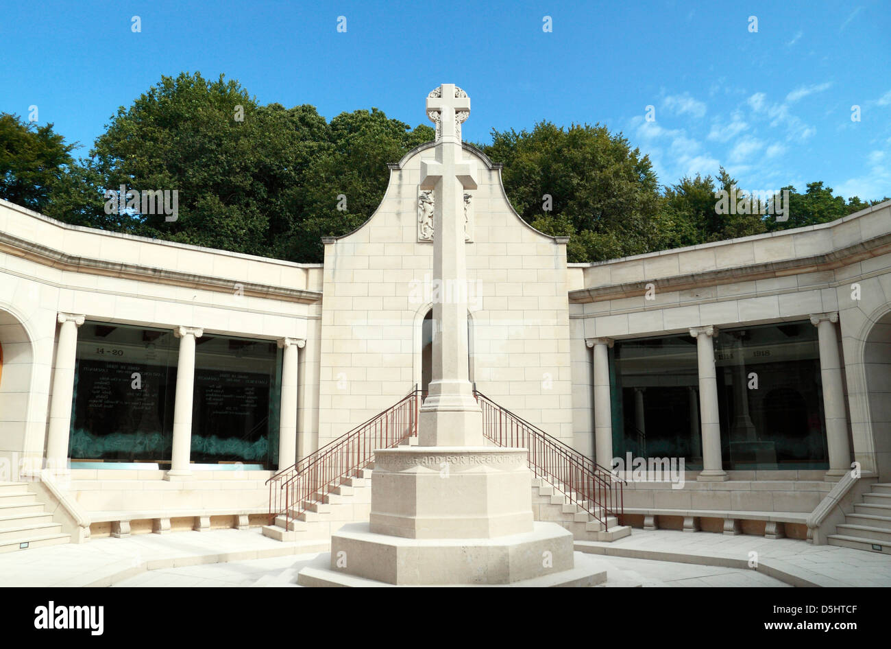 Guardando attraverso il vetro acidato finestra a croce di consacrazione, South African Museo commemorativo, Delville legno, Francia. Foto Stock