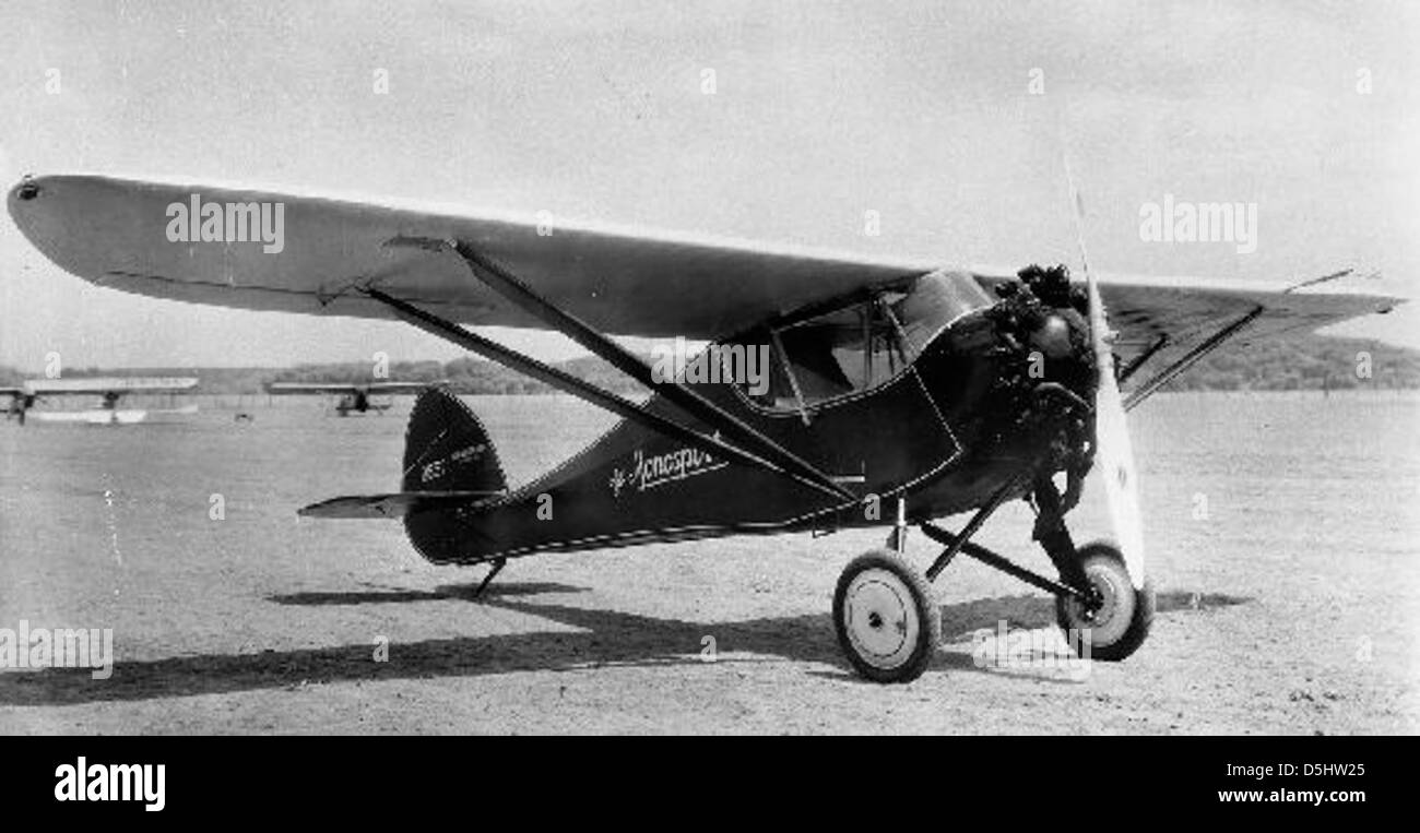 Il Mono Aircraft Monosport 8957 è un velivolo leggero monomotore progettato per il volo sportivo. Il suo design elegante e le sue prestazioni lo rendono una scelta popolare tra gli appassionati di aviazione. Foto Stock