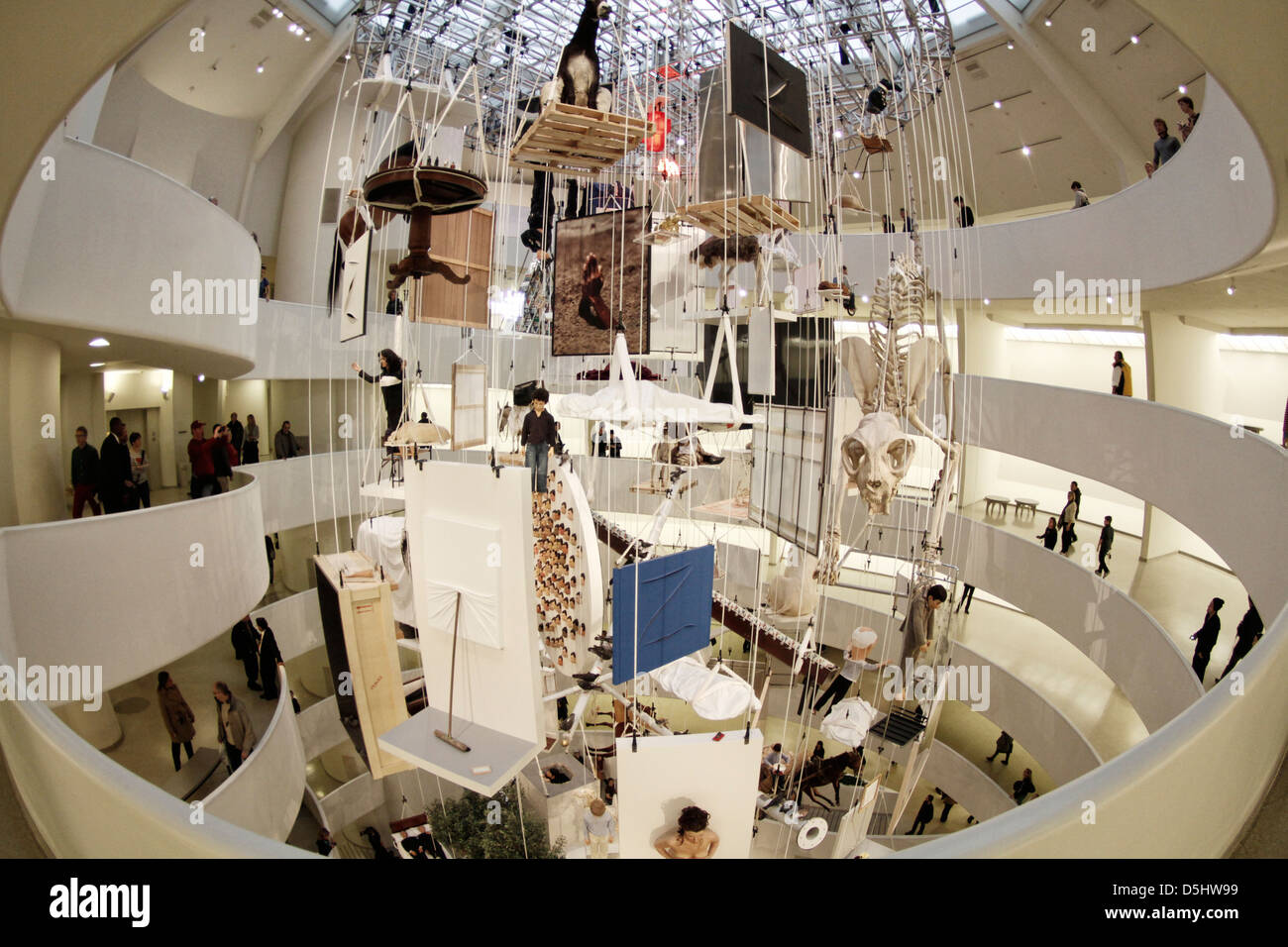 Il museo Guggenheim di New York con Maurizio Cattelan presentano Foto Stock