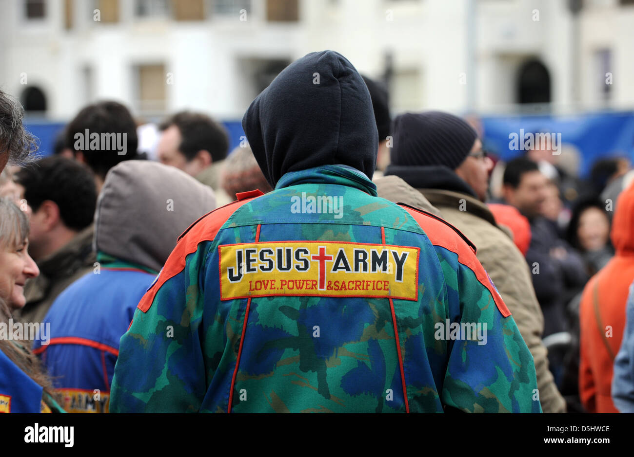 Uomo che indossa una felpa con cappuccio e Gesù camicia dell'esercito Foto Stock