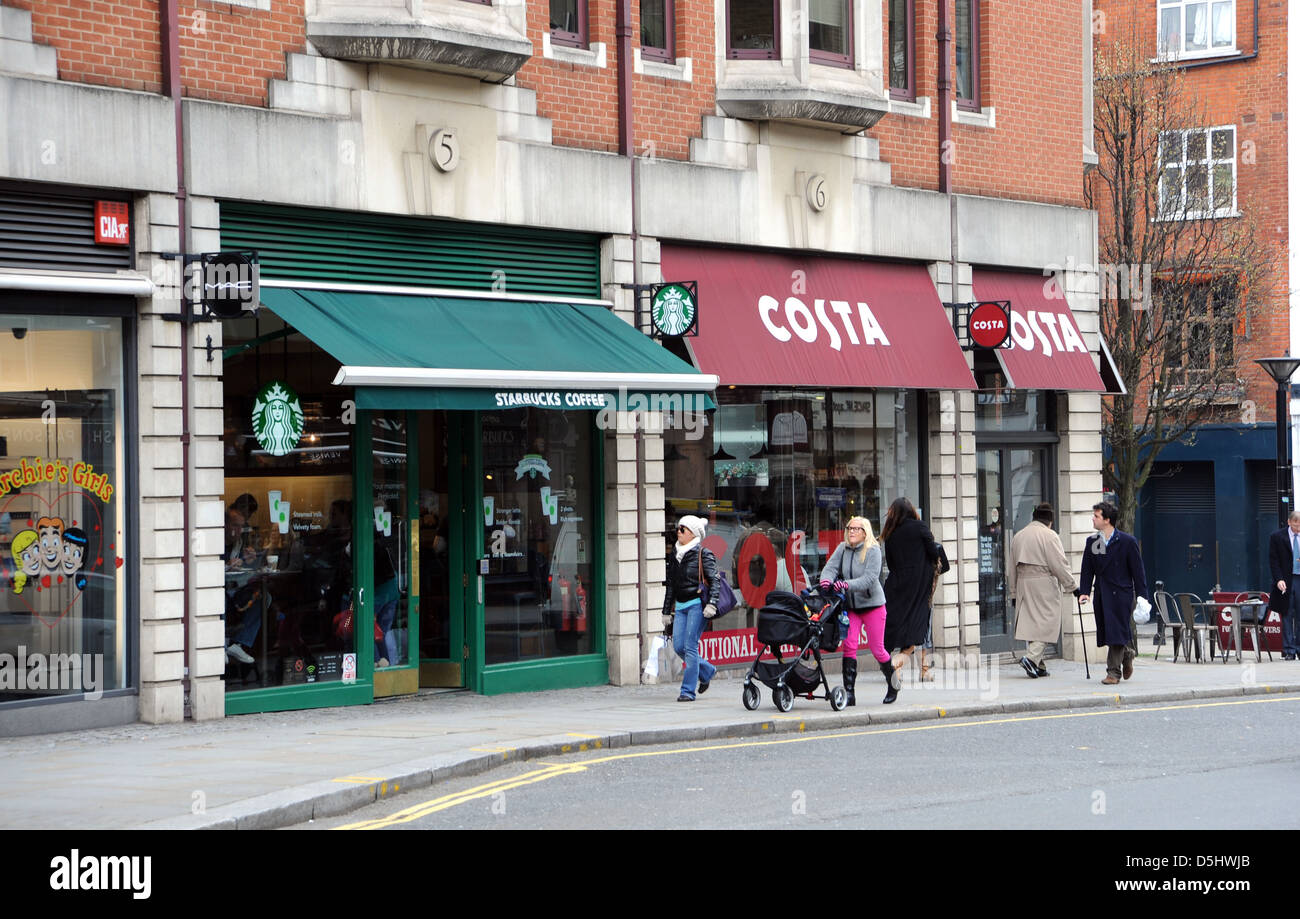 Costa e caffè Starbucks Cafe accanto a ogni altra in Kensington London REGNO UNITO Foto Stock