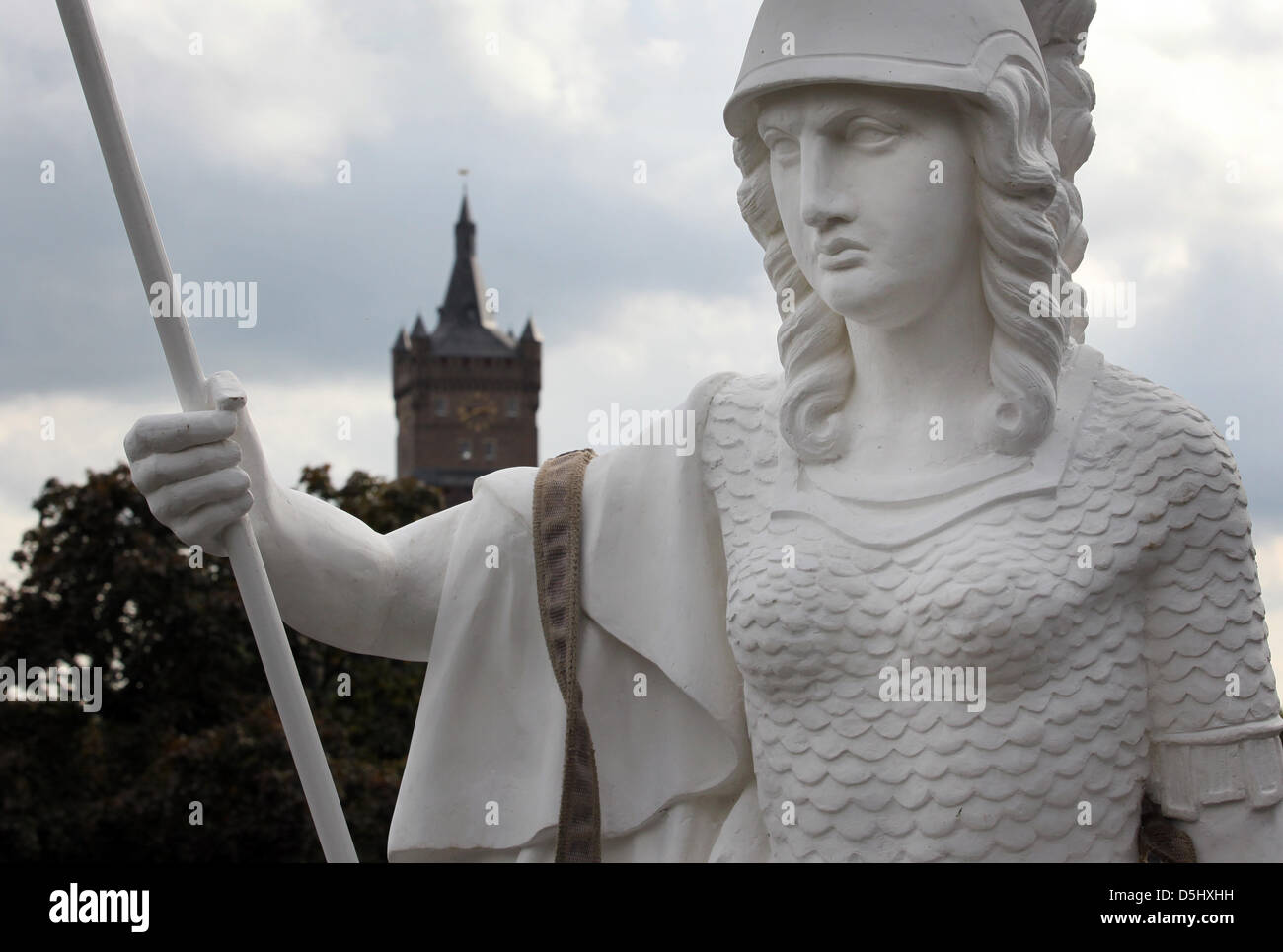 La ricostruzione di tre metri di parlare di Pallade Atena si erge a Kleve, Germania, 18 settembre 2012. La scultura originale dall'antico fu distrutto dal vento e meteo e preso in giù nel 1932. Si tratta di una ricostruzione dell'originale realizzato da scultore olandese Franz Ignazio Stracke per Barend Cornelis Koekkoek. La statua è diventata un punto di riferimento della città quando Koekkoek è collocato sulla parte superiore Foto Stock