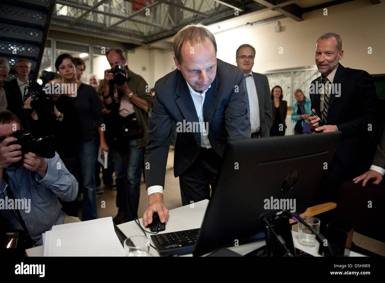 La giustizia il senatore di Berlino Thomas Heilmann (C) avvia il programma software per il blocco mobile i segnali di rete nella nuova remand e gioventù struttura di detenzione a Berlino, Germania, 18 settembre 2012. In futuro la comunicazione utilizzando gli smartphone e i telefoni cellulari dai detenuti con il mondo esterno sarà bloccata con un segnale elettrico blocker. Il progetto costa 800.000 euro è t Foto Stock