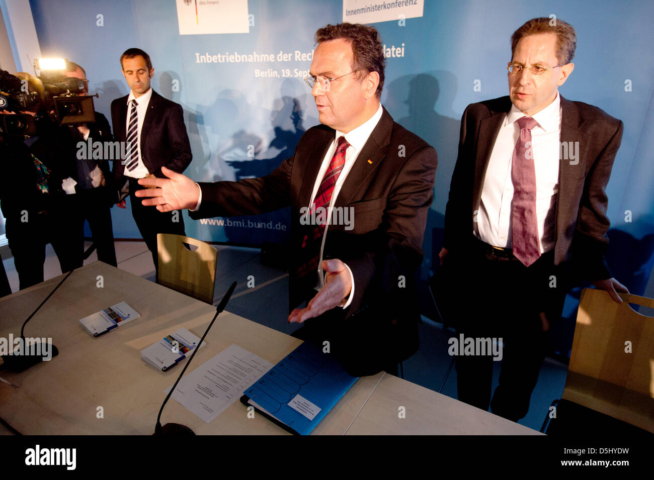 Il Ministro tedesco degli Interni Hans-Peter Friedrich (CSU) parla accanto al Presidente del tedesco agenzia di intelligence Bundesverfassungsschutz, Hans-Georg Maassen (R), in corrispondenza del lancio della centrale di estremismo di destra il database della federazione tedesca e gli Stati tedeschi a Berlino, Germania, 19 settembre 2012. 36 tedesco dei servizi di sicurezza raccoglierà le loro informazioni sul diritto-wing Foto Stock