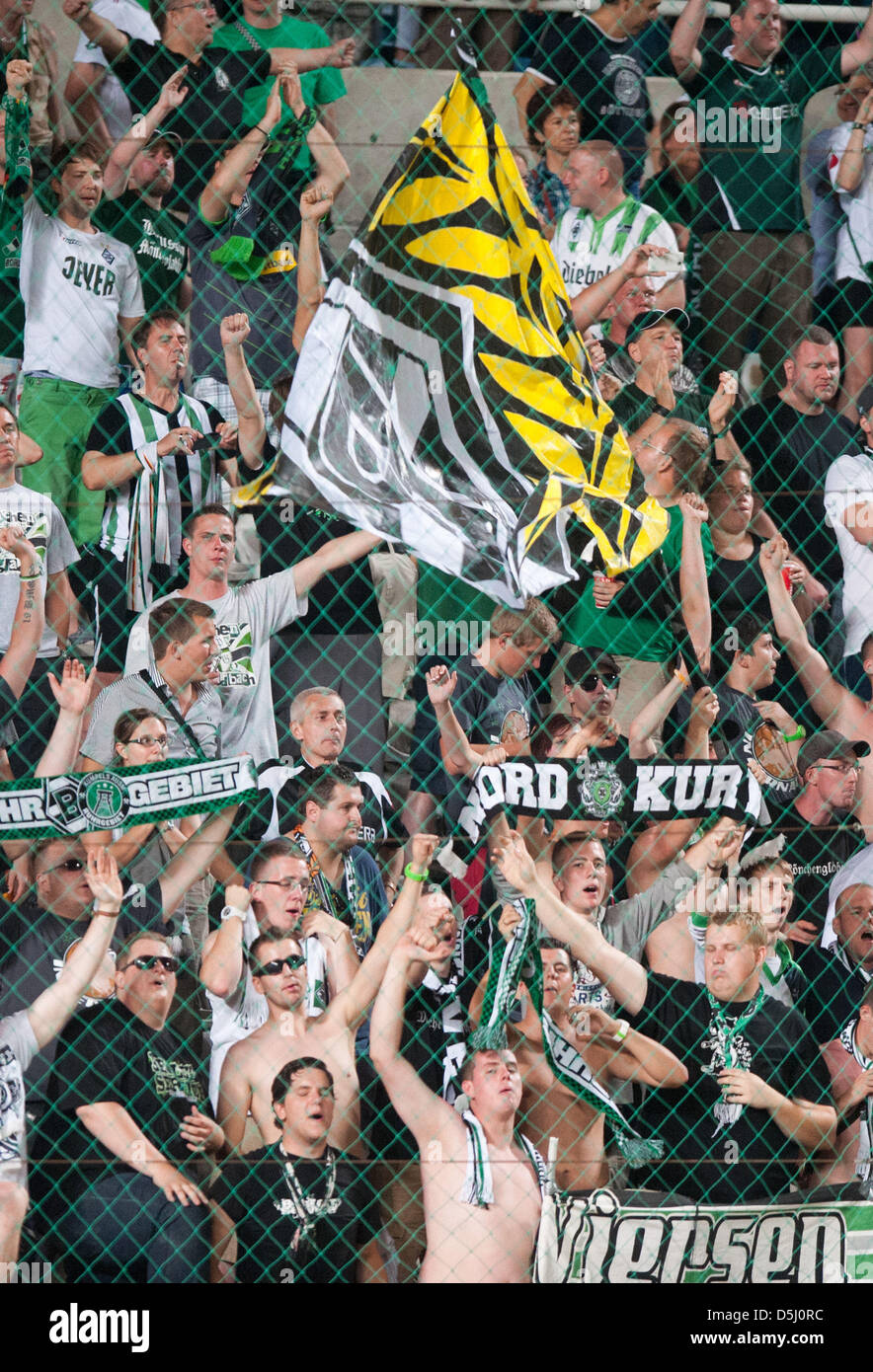 I sostenitori di Moenchengladbach gridare slogan durante la UEFA Europa League gruppo C partita di calcio AEL Limassol vs. Borussia Moenchengladbach al GSP stadium di Nicosia, Cipro, 20 settembre 2012. Foto: Maurizio Gambarini dpa +++(c) dpa - Bildfunk+++ Foto Stock