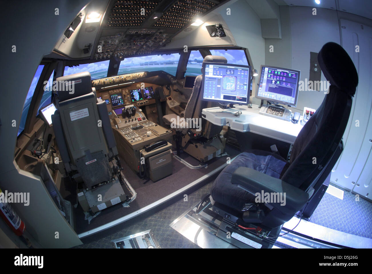 Il cockpit del nuovo Boeing 747-8 flight simulator è raffigurato a Lufthansa Flight Training Center a Francoforte, Germania, 12 novembre 2012. Lufthansa ha presentato il nuovo simulatore per piloti di Boeing 747-8, Lufthansa il più grande piano. Foto: FREDRIK VON ERICHSEN Foto Stock