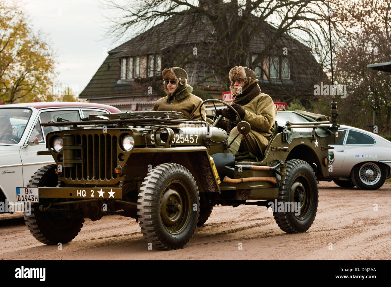 Un Willys-Overland Willys-Jeep è raffigurato come parte del primo "Revival Berlino' autunno classic car rally al cablaggio di Mariendorf racing via a Berlino, Germania, 10 novembre 2012. Oltre 50 veicoli classica gara per tempi di registrazione. Foto: Robert Schlesinger Foto Stock