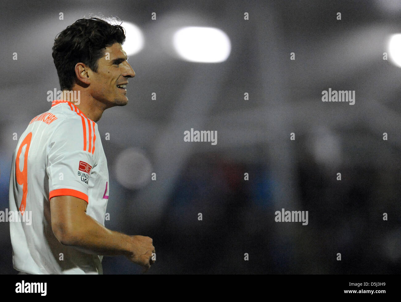 Monaco di Baviera è Mario Gomez gesti durante il test match tra FC Falke Markt Schwaben e FC Bayern Monaco allo stadio di Markt Schwaben, Germania, 13 novembre 2012. Foto: Andreas Gebert Foto Stock