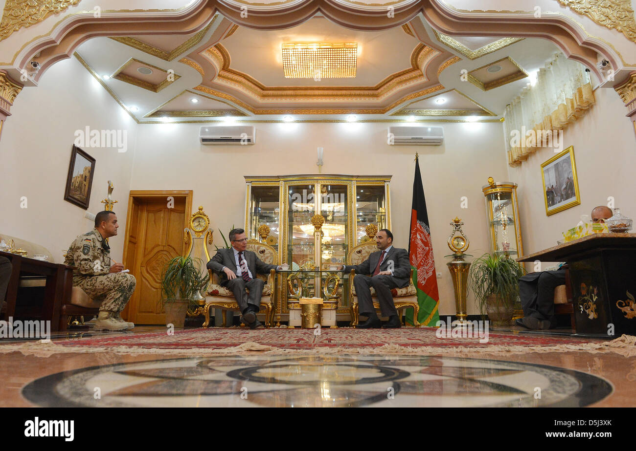 Ministro tedesco della difesa Thomas de Maiziere (2-L) e il governatore della provincia di Balkh Atta Muhammad Nur (R) agitare le mani a Mazar-i-Sharif, Afghanistan, 13 novembre 2012. Foto: OLIVER LANG Foto Stock