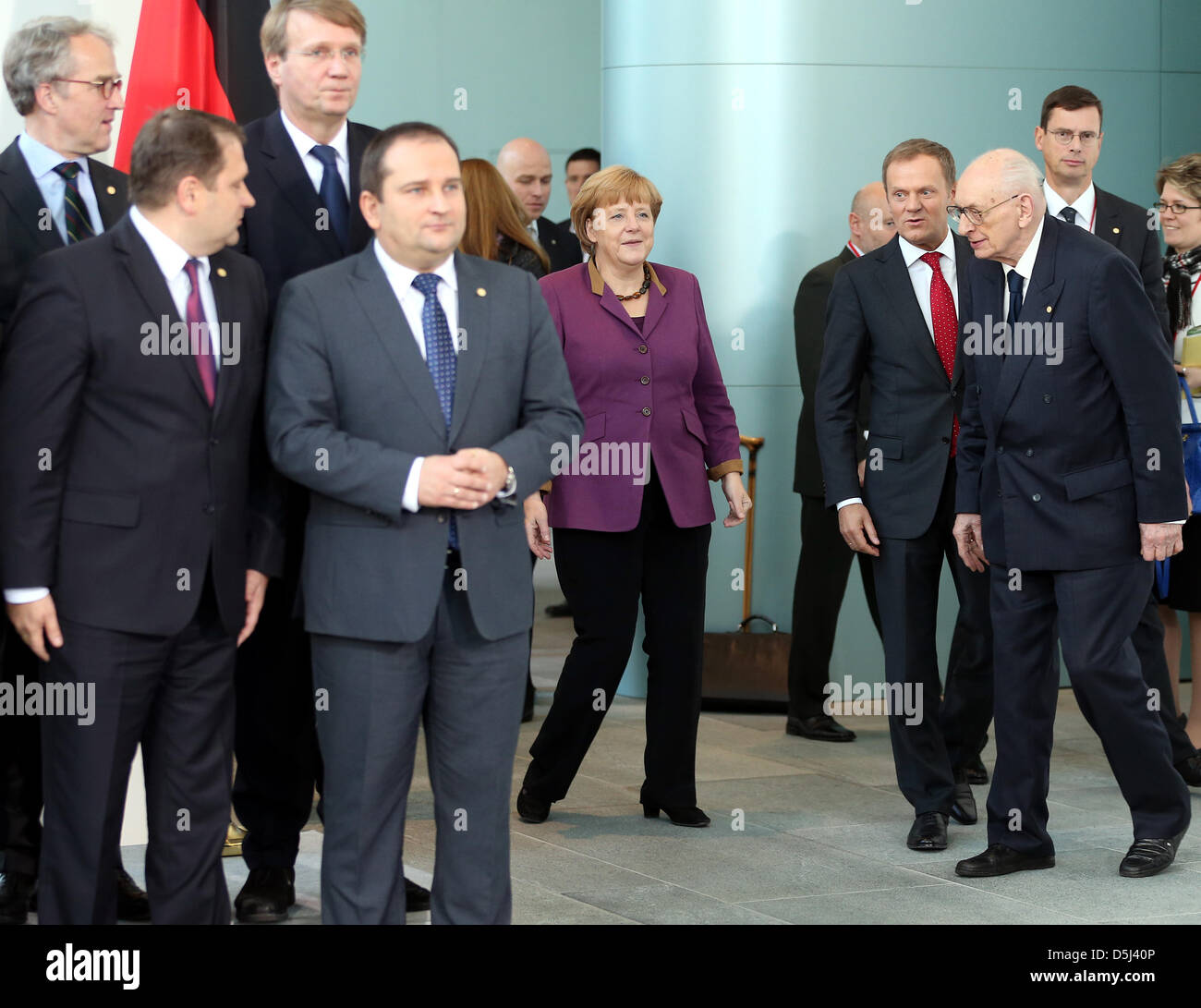 Il cancelliere tedesco Angela Merkel, premier polacco Donald Tusk (2-R) e il ministro polacco degli Affari Esteri, Bartoszewski (R), arrivano per la foto di famiglia presso la cancelleria di Berlino, Germania, 14 novembre 2012. Il cancelliere tedesco ha incontrato il governo polacco per colloqui politici. Foto: WOLFGANG KUMM Foto Stock