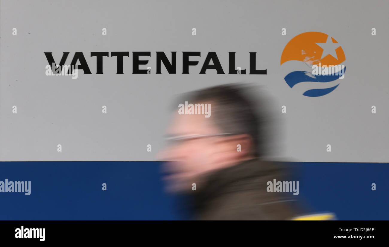 Un giornalista passeggiate passato il logo e scritte di Vattenfall all'inizio di una conferenza stampa di quest'ultimo a Berlino, Germania, 16 novembre 2012. Vattenfall ha intenzione di aumentare i prezzi per l'energia elettrica da quasi 13 per cento fino al 01 gennaio 2013. Foto: WOLFGANG KUMM Foto Stock