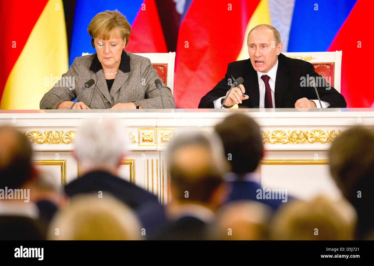 Il cancelliere tedesco Angela Merkel (CDU) e del presidente russo Wladimir Putin dare una conferenza stampa dopo il XIV tedesco-russo consultazioni intergovernative presso il Cremlino di Mosca, Germania, 16 novembre 2012. È Merkel' prima visita a Mosca dal Putin presidenza rinnovato nel Maggio 2012. Foto: KAY NIETFELD Foto Stock