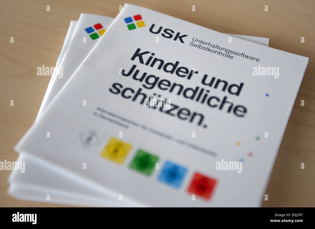 Opuscoli informativi giacciono su un tavolo al software di intrattenimento corpo di autodisciplina (USK) di Berlino, Germania, 16 novembre 2012. USK è una organizzazione volontaria del computer gamng industria. Esso è incaricato con il rating dei giochi per computer in Germania. Alla fine del processo di rating sono ufficialmente attribuito dai rappresentanti dello stato. Foto: Britta Pedersen Foto Stock