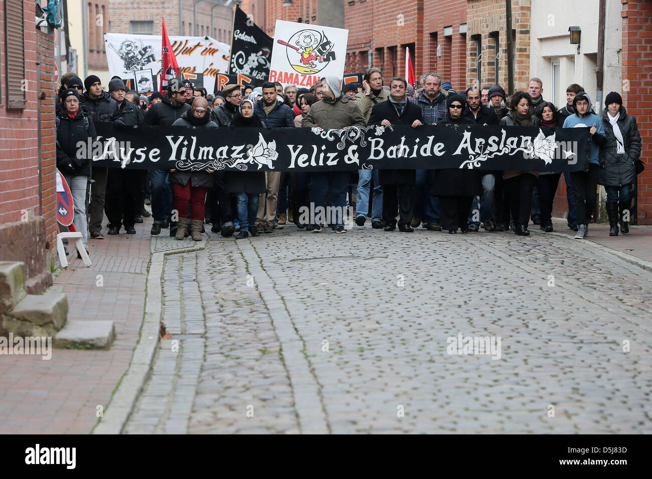 Manifestanti con un banner di assistere alla dimostrazione Moelln 92 presso il centro della città di Moelln, Germania, 17 novembre 2012. Le proteste di marzo è organizzata in ricordo delle tre vittime dell estremismo di destra nel 1992. Foto: Malte cristiani Foto Stock