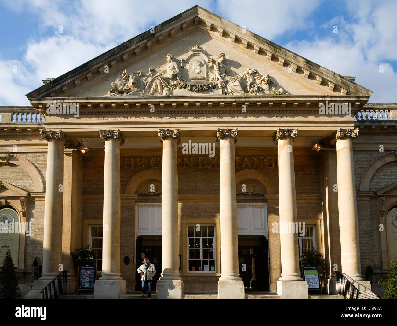 Pub Wetherspoons nella ex-Corn Exchange building, Bury St Edmunds, Suffolk, Inghilterra Foto Stock