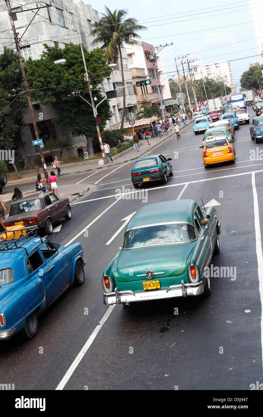 L'Avana il traffico su Calle L a Avenue 25 vicino alla famosa Cuba Libre Hotel Foto Stock