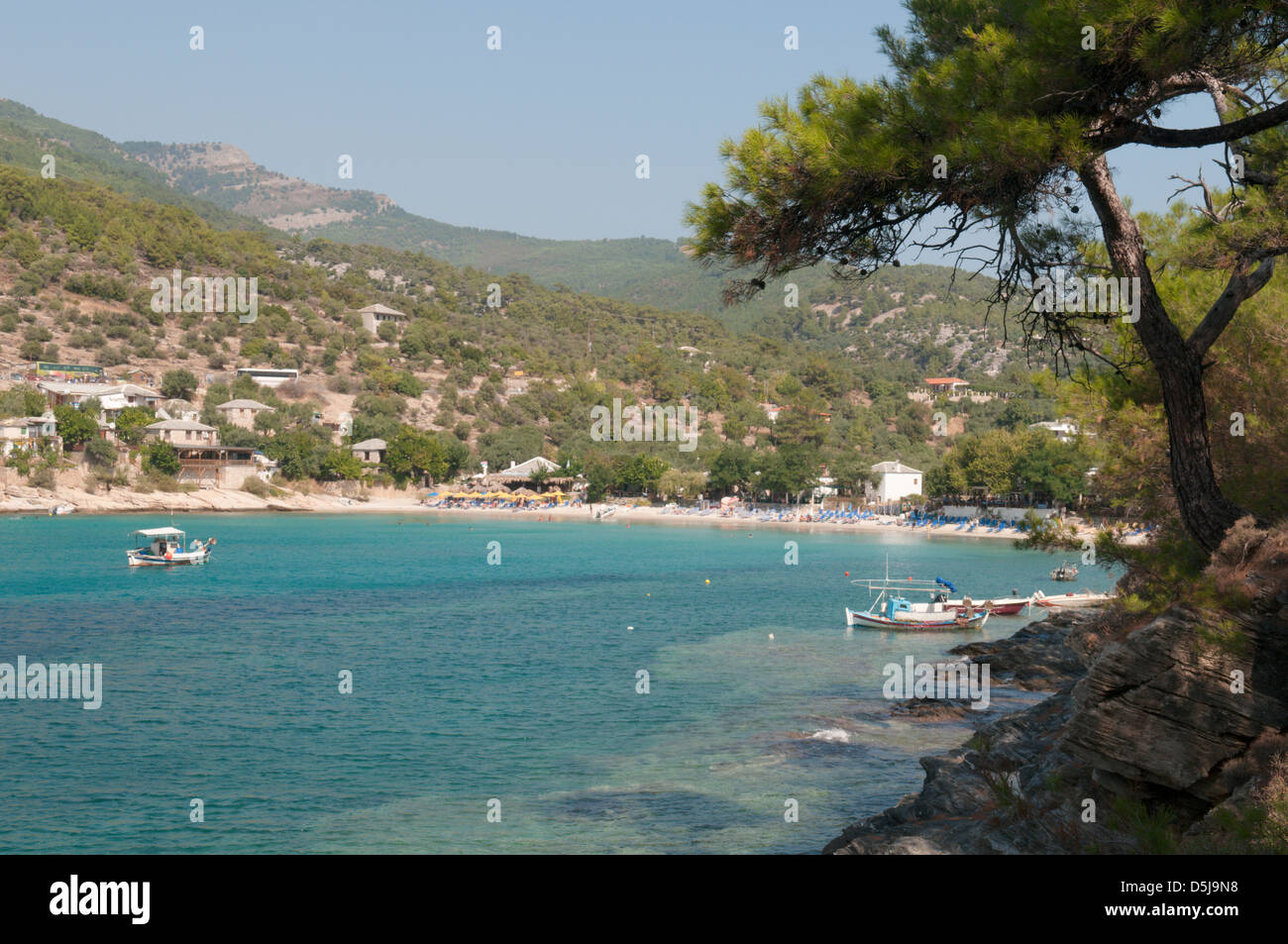 Isola greca settembre Vista verso la spiaggia dalla penisola di Alyki o Aliki Foto Stock