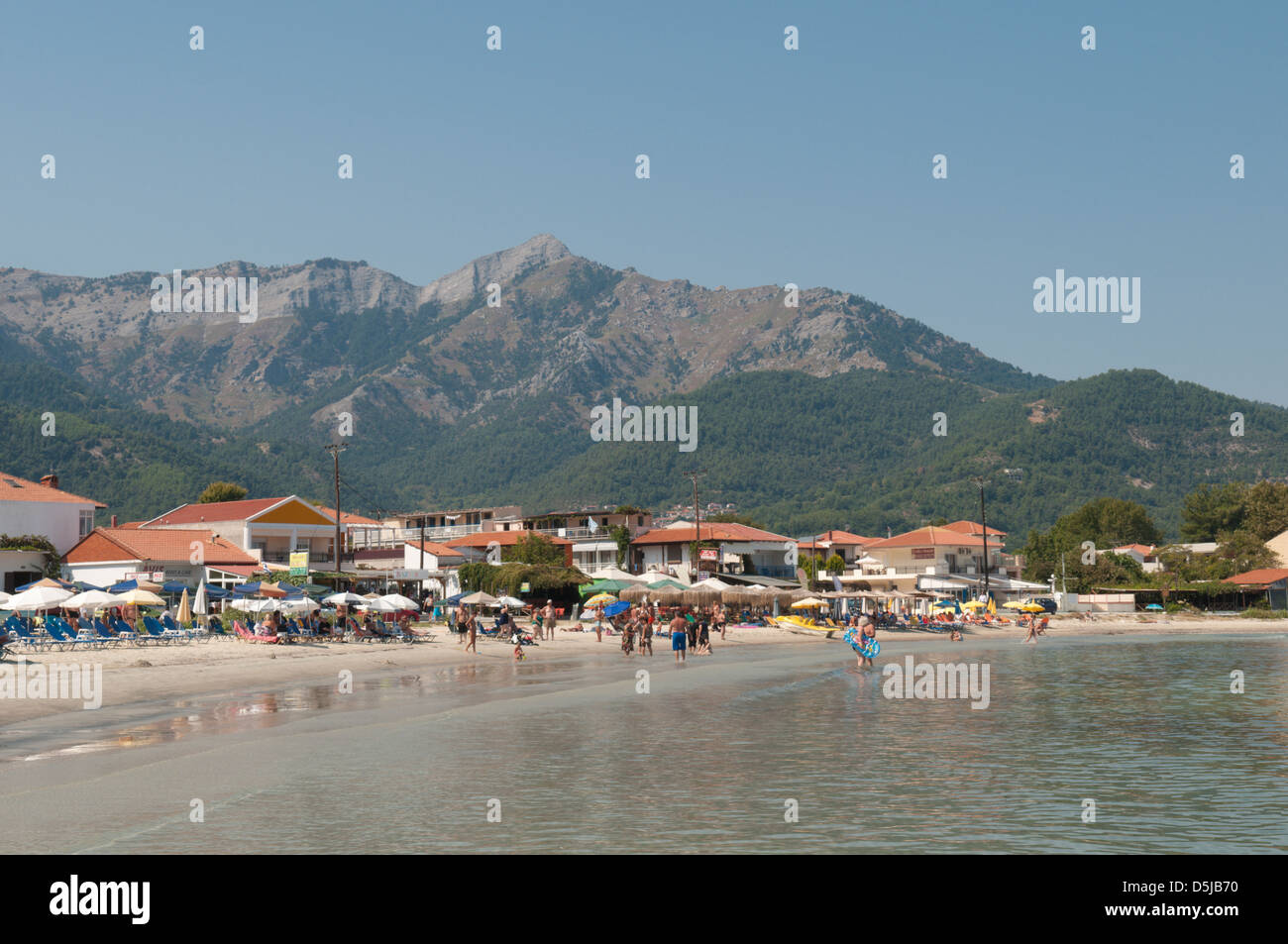 La costa dorata spiaggia e resort hotel lungo la riva Foto Stock