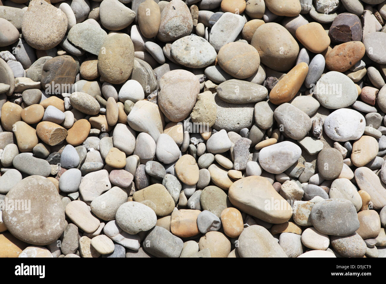 Spiaggia arrotondato rocce Foto Stock