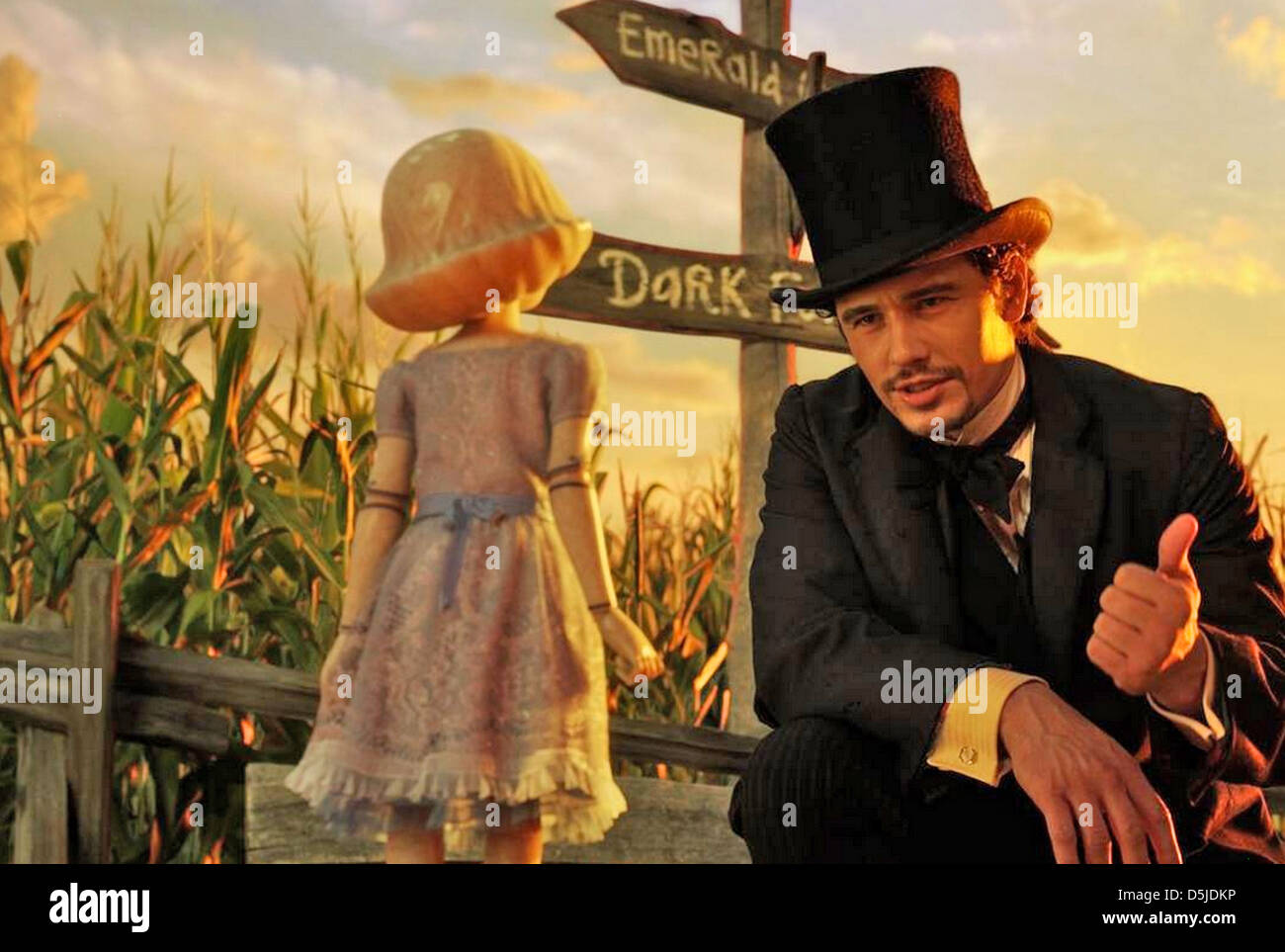 OZ il grande e potente 2013 Walt Disney Pictures film con James Franco a destra e Joey King Foto Stock