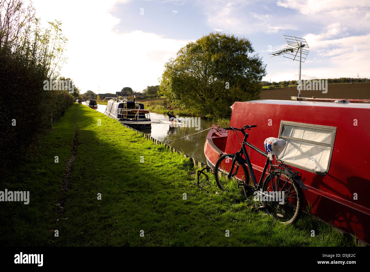 Oxford Canal vicino Aynho Oxfordshire Oxon Inghilterra imbarcazione narrowboat narrowboats canoe kayak bike bicicletta ciclo canali canale di scena Foto Stock