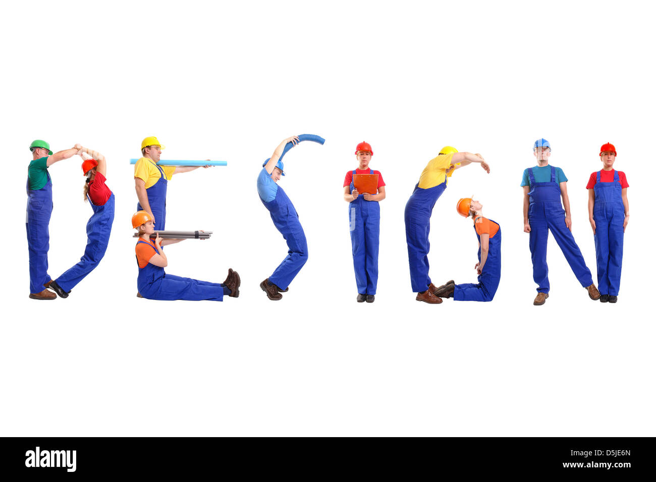 Un gruppo di giovani vestiti con diversi colori uniformi e copricapo rigidi formando parola Design - isolato su sfondo bianco Foto Stock