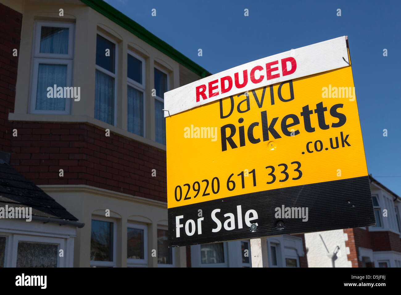 Per la vendita prezzo ridotto sull'agente immobiliare segno per House, Cardiff Wales, Regno Unito Foto Stock