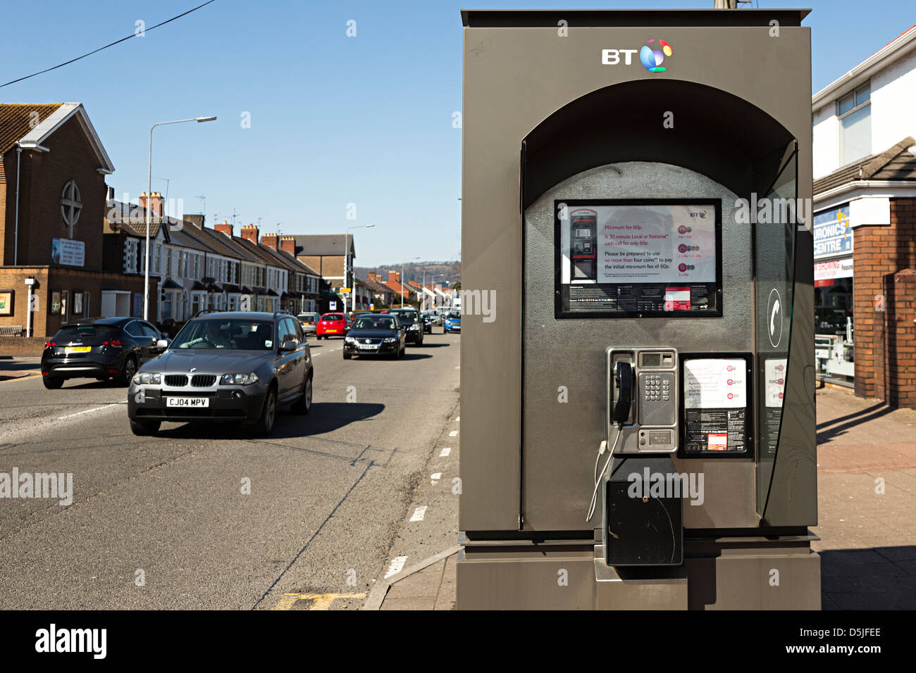 Aprire il telefono accanto al chiosco occupato strada rumorosa, Cardiff Wales, Regno Unito Foto Stock