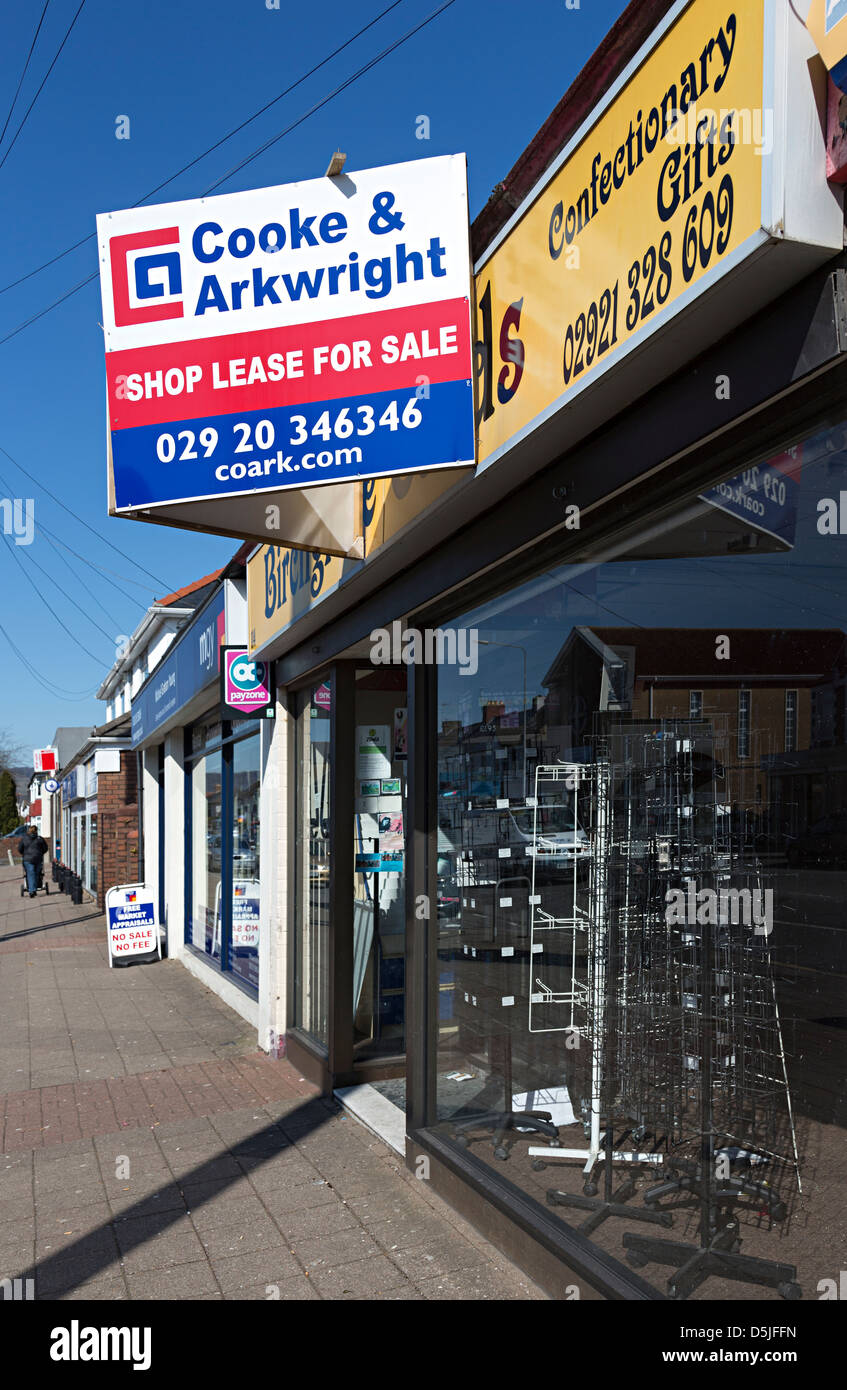 In leasing per la vendita cartello sul negozio chiuso su high street, suburbana Cardiff Wales, Regno Unito Foto Stock