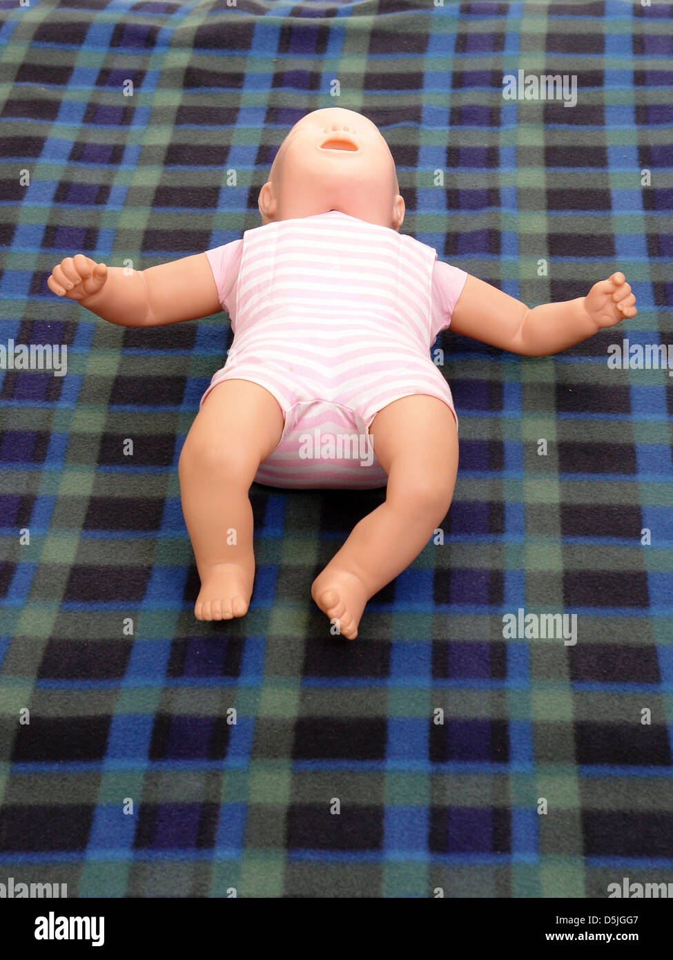 Manichino neonato utilizzato per il bambino di primo soccorso tecnica di rianimazione di dimostrazione Foto Stock