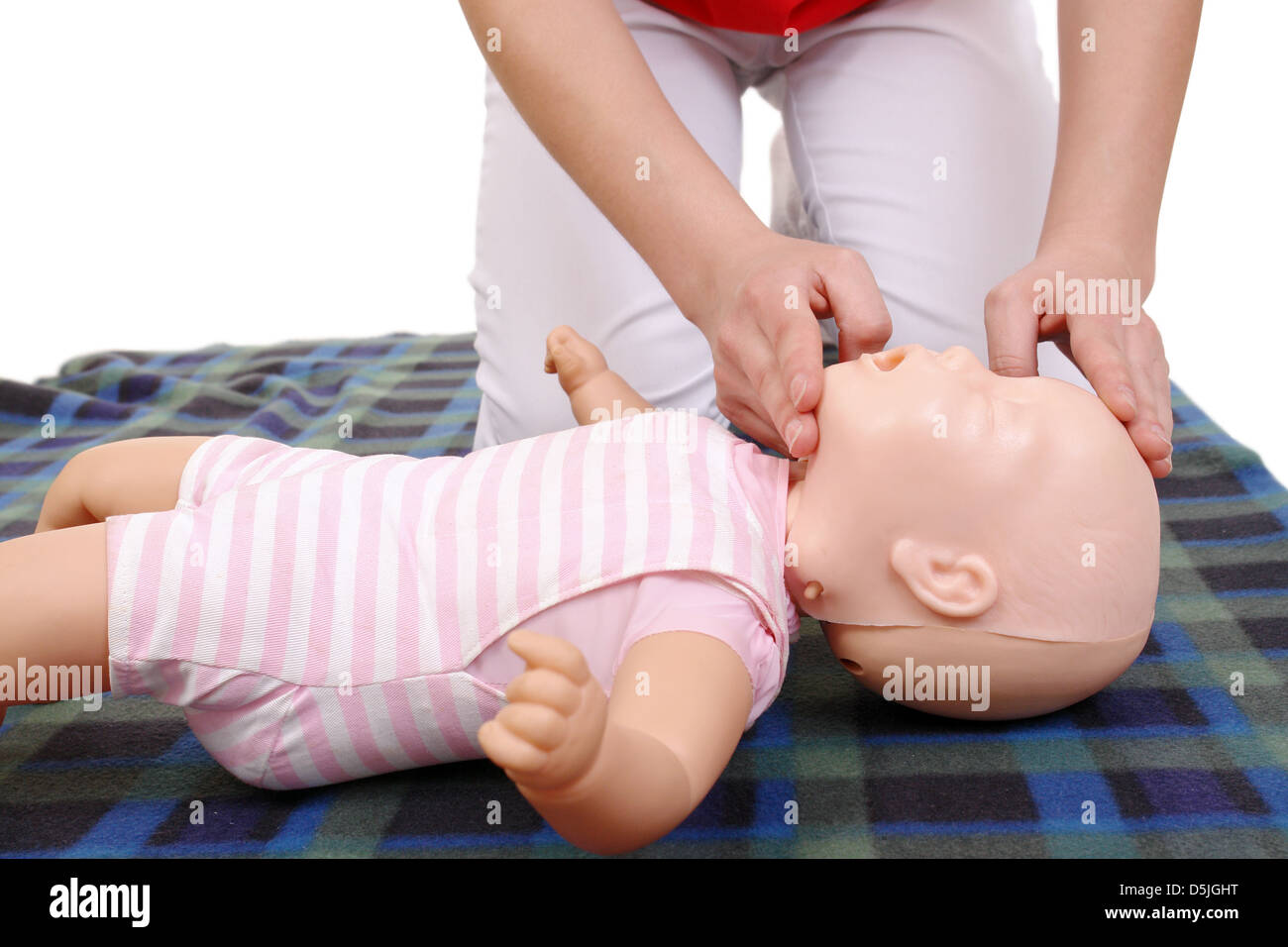 Primo soccorso istruttore che mostra come posizionare la testa per neonati prima di procedere con la bocca a bocca la rianimazione Foto Stock