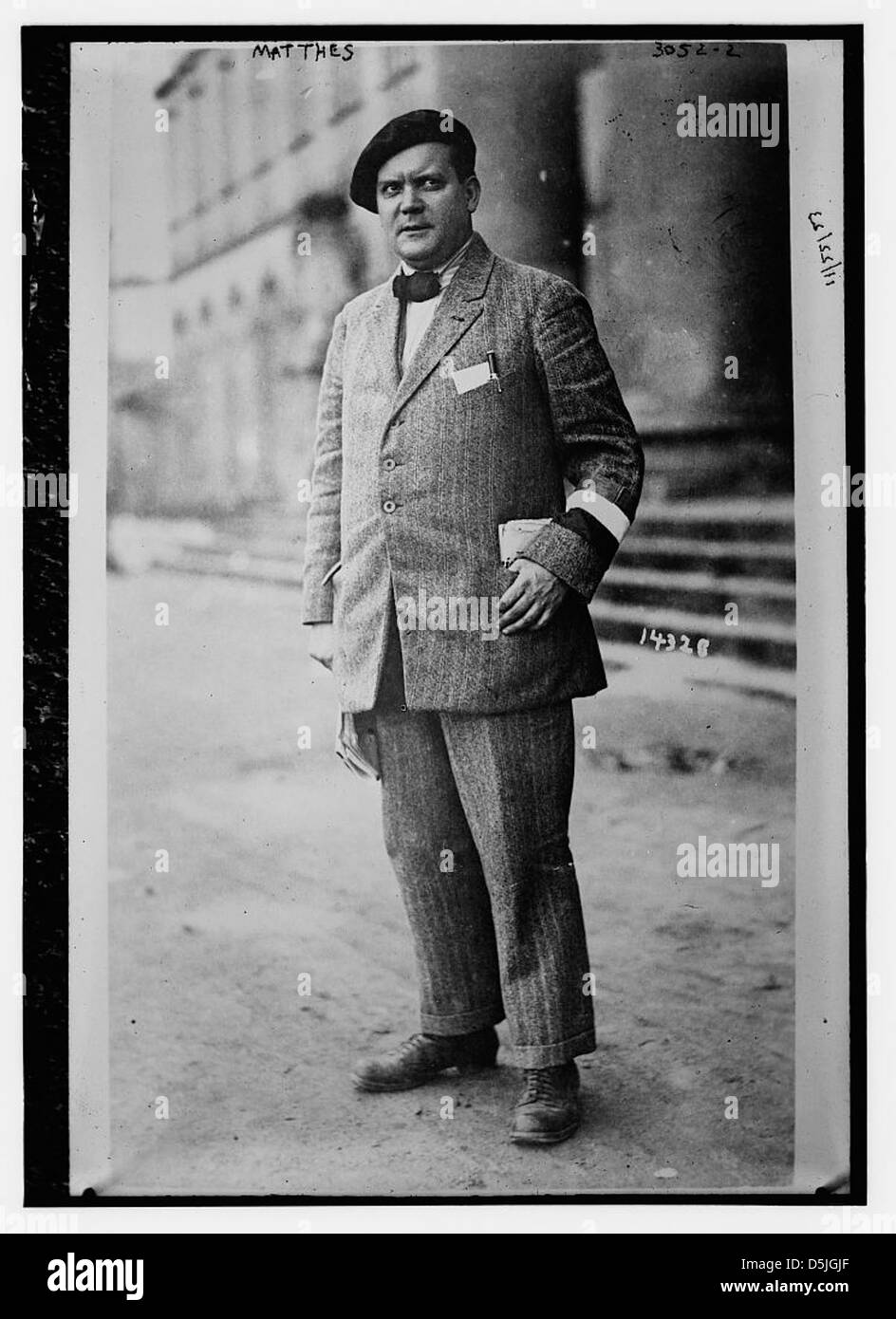 Un ritratto di Josef F. Matthes, scattato all'aperto a Coblenz, in Germania, il 22 novembre 1923, con il soggetto che indossa un berretto e si erge su uno sfondo naturale. Foto Stock