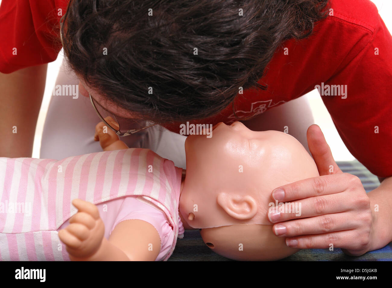 Manichino neonato primo aiuto serie di dimostrazione Foto Stock